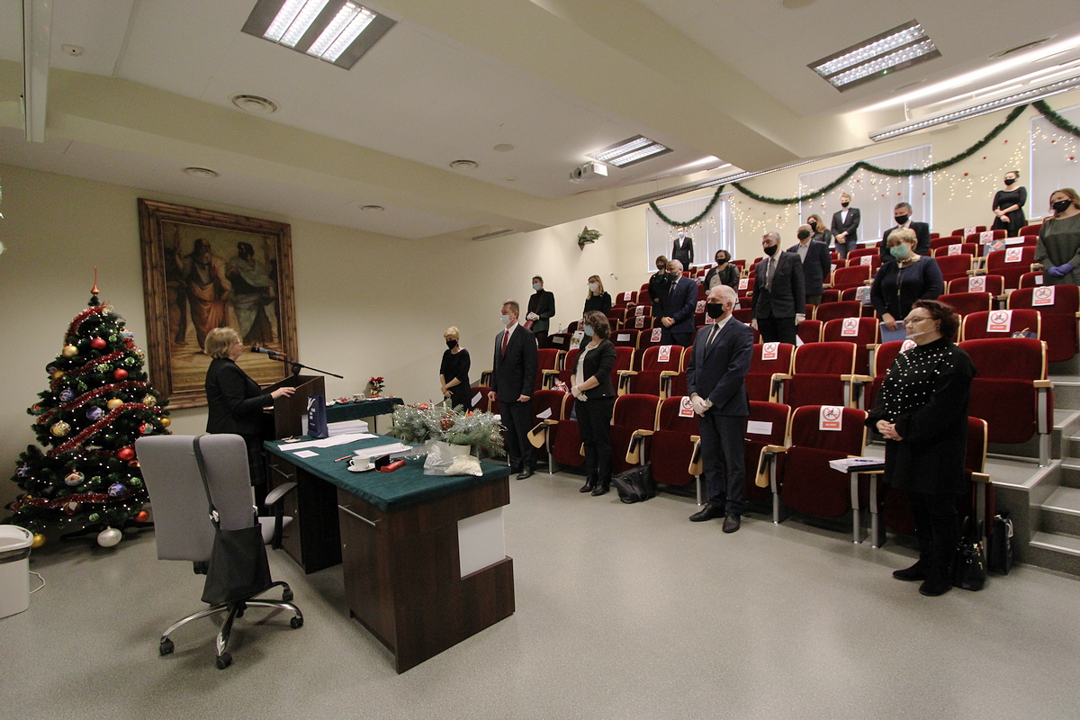 aula podczas obrad senatu uczelni, plan ogólny
