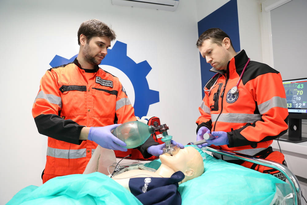na zdjęciu dwóch ratowników medycznych podczas szkolenia