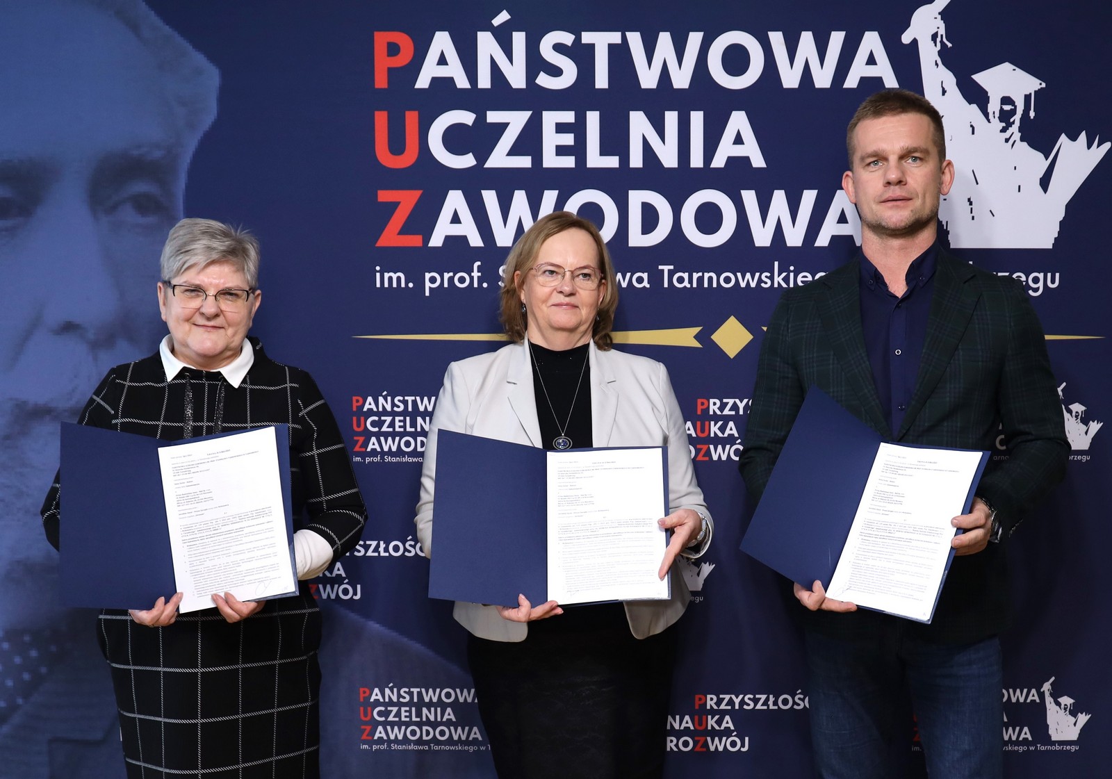 Na zdjęciu od lewej Krystyna Wiorek - przedstawiciel inwestora zastępczego, Anna Szylar - Rektor PUZ i Jarosław Ziętal - Prezes Spółko