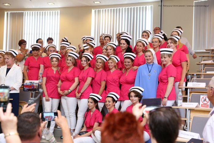 Na zdjęciu grupa absolwentek pielęgniarstwa po ceremonii nadania czepka pielęgniarskiego. Tarnobrzeg 9 lipca 2021