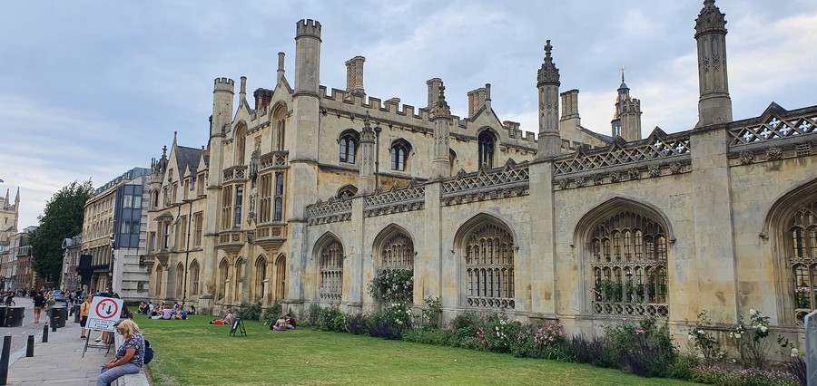 zdjęcie przedstawia zabytkowy budynek uniwersytetu w Cambridge
