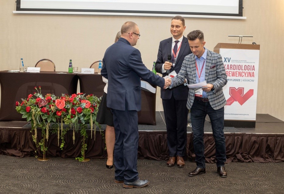 dr Leszek Marzec odbiera gratulacje od jury konkursu