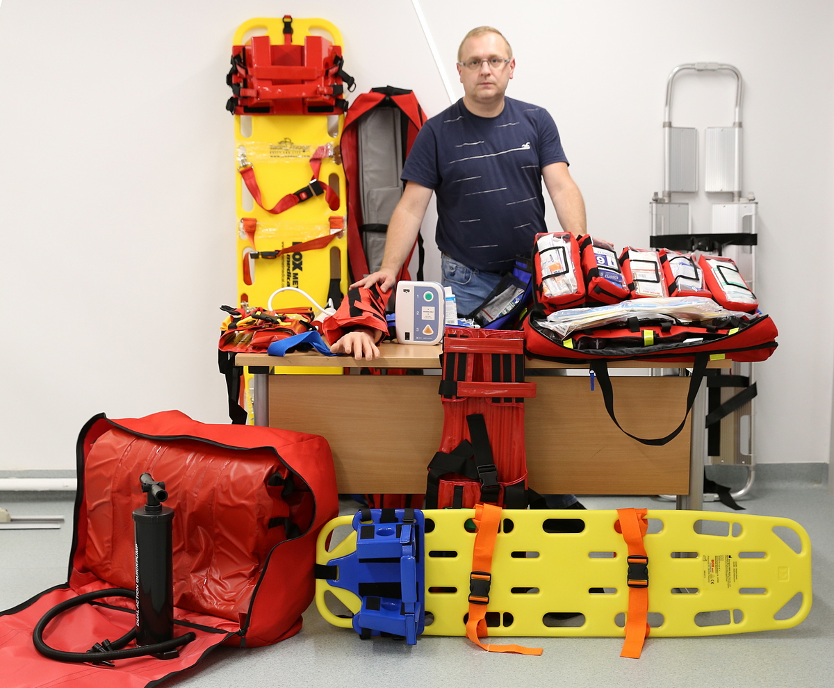 zdjęcia przedstawiają elementy wyposażenia torby R1 PSP, pozyskanej dla kierunku ratownictwo medyczne dla PUZ w Tarnobrzegu