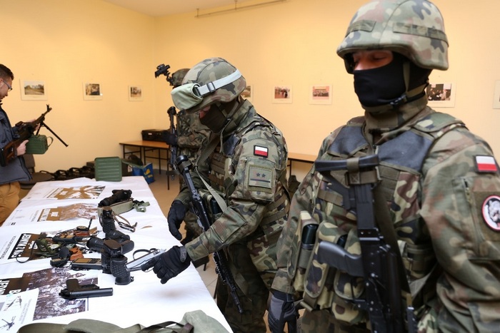 zdjęcie przedstawia żołnierzy w mundurach podczas spotkania ze studentami