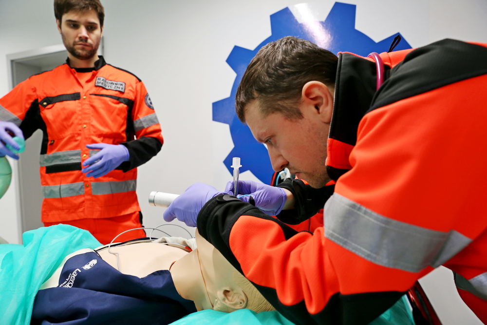 Na zdjęciach ratownicy medyczni doskonalą swoje umiejętności na zaawansowanych fantomach medycznych