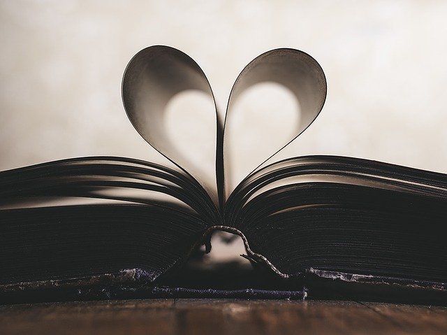 Strony w książce w kształcie serca