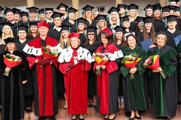 zdjęcie grupowe absolwentów studiów wraz z władzami uczelni