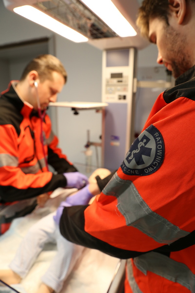 na zdjęciu ratownicy medyczni podczas ćwiczeń z fantomem noworodka